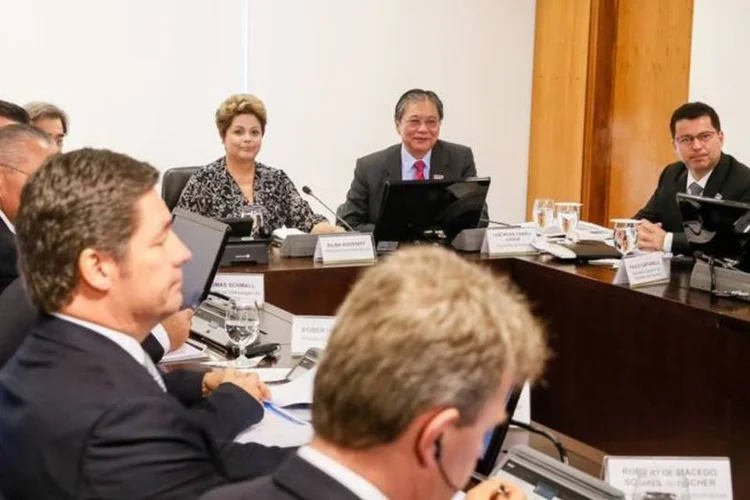 
	Dilma em reuni&atilde;o: presidente da Anfavea disse que restri&ccedil;&otilde;es &agrave;s vendas para Argentina tiveram grande impacto sobre setor: &ldquo;n&oacute;s perdemos no primeiro trimestre 32% das exporta&ccedil;&otilde;es previstas&quot;
 (Roberto Stuckert Filho/Presidência da República)