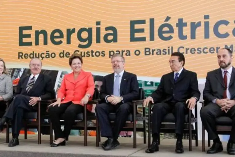 
	Dilma Rousseff e integrantes do governo durante cerim&ocirc;nia de an&uacute;ncio de redu&ccedil;&atilde;o do custo de energia
 (Roberto Stuckert Filho/Presidência da República)