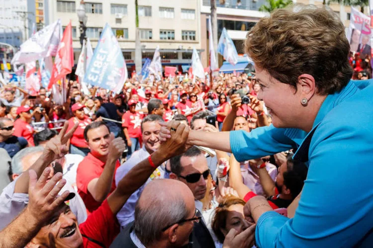 Dilma e apoiadores em evento da campanha: partido e governo tem divergências em pontos importantes (Divulgação/ Ichiro Guerra/ Dilma 13)