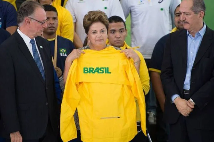 Presidente Dilma recebe atletas no Palácio do Planalto: "o esporte traz ótimos valores, como cooperação e ultrapassar os limites" (Marcelo Camargo/Agência Brasil)