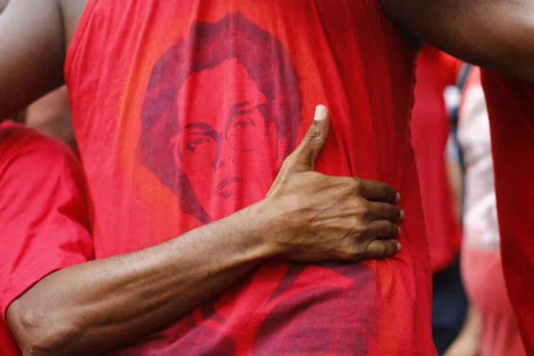 
	Apoiadores do governo Dilma Rousseff durante ato em defesa do governo no Rio de Janeiro
 (Ricardo Moraes/Reuters)