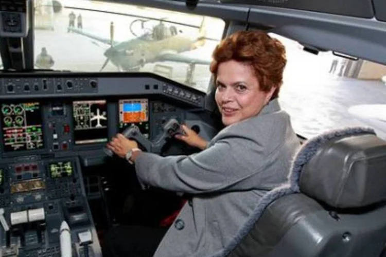 Dilma Rousseff: com o valor, pode-se viajar 1 mil vezes de avião de carreira ou 10 em jatinhos particulares (.)