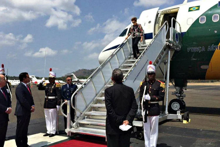 Dilma saindo de avião: campanha de arrecadação online já chegou a mais de R$ 330 mil (Cumbre Panama/Fotos públicas)