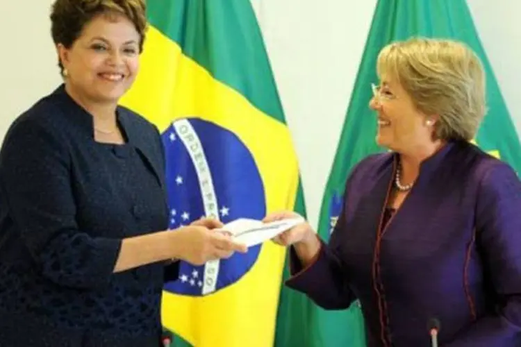 
	Dilma e Michelle Bachelet durante encontro no Pal&aacute;cio do Planalto, em Bras&iacute;lia: segundo Dilma, os dois pa&iacute;ses &quot;t&ecirc;m muito a cooperar e a construir juntos&quot;
 (Evaristo Sa/AFP)