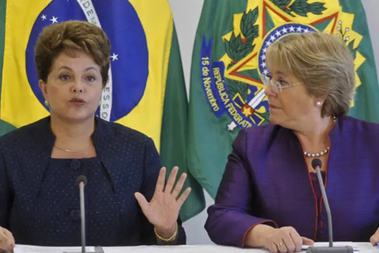 "Estamos preocupados que os processos de ajuste não representem redução de direitos e perda de garantias”, disse Dilma, ao lado de Michelle Bachelet (Antonio Cruz/Abr)