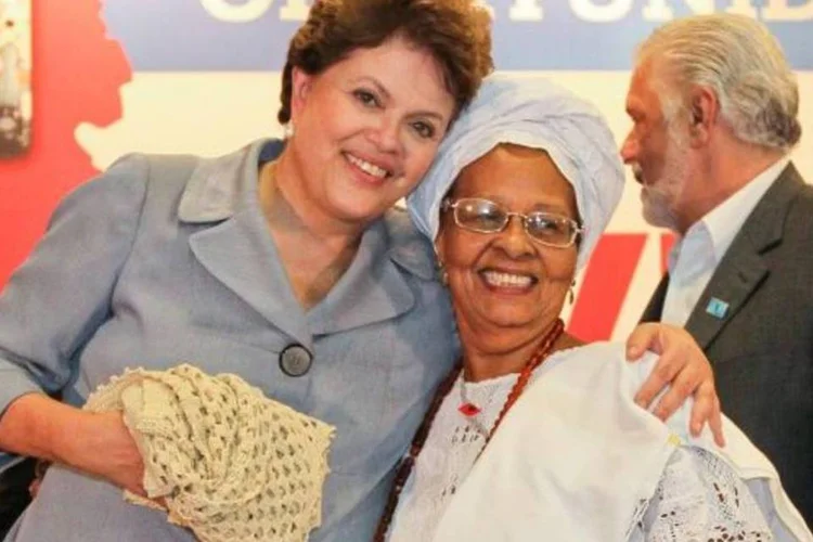 Dilma Rousseff recebe presente da artesã Eunice Santos Souza em evento na Bahia (Roberto Stuckert Filho/Presidência da República)
