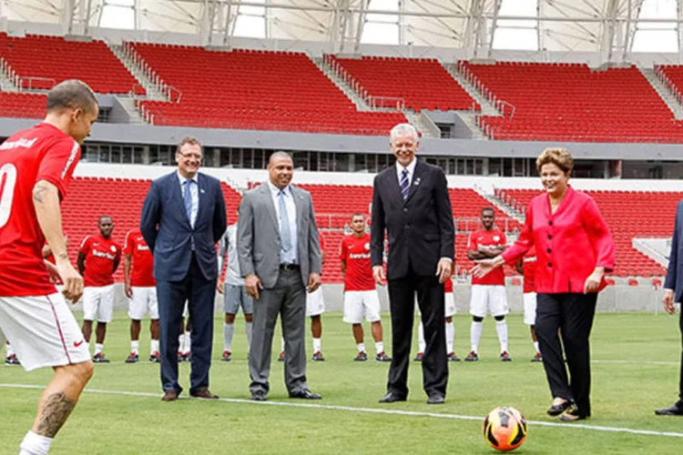 
	Dilma Rousseff durante visita inaugural ao Est&aacute;dio Arena Beira-Rio: a presidente deu um pontap&eacute; inicial no centro do gramado
 (Roberto Stuckert Filho/PR)