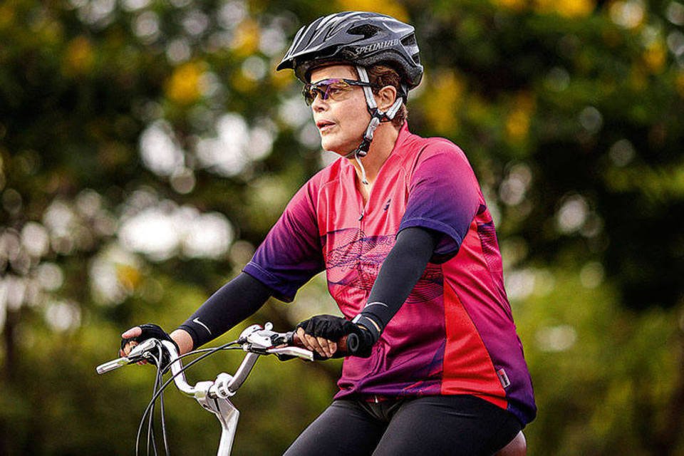 
	Pedalando: com Lula no comando, o que resta a Dilma s&atilde;o seu crach&aacute; de presidente e seus passeios de bicicleta
 (Ueslei Marcelino/REUTERS)