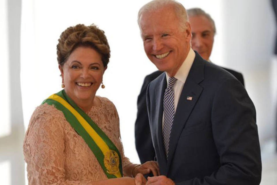 
	Dilma Rousseff recebe cumprimento do vice-presidente dos Estados Unidos, Joe Biden, durante cerim&ocirc;nia de posse no Pal&aacute;cio do Planalto
 (Wilson Dias/ABr)