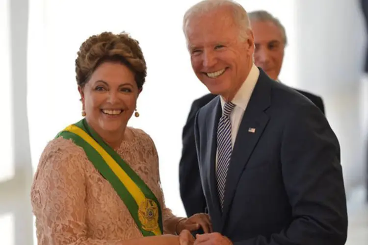 Dilma Rousseff recebe cumprimento do vice-presidente dos Estados Unidos, Joe Biden, durante cerimônia de posse no Palácio do Planalto  (Wilson Dias/ABr)