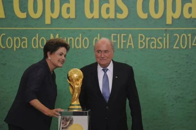 
	Dilma Rousseff e Joseph Blatter: &ldquo;diante da atual conjuntura, a atitude do presidente da FIFA parece ser a mais correta&quot;, disse ministro
 (Jose Cruz/Agência Brasil)