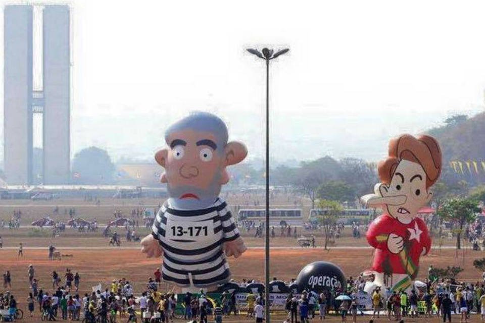 Manifestantes criam versão de boneco inflável de Dilma