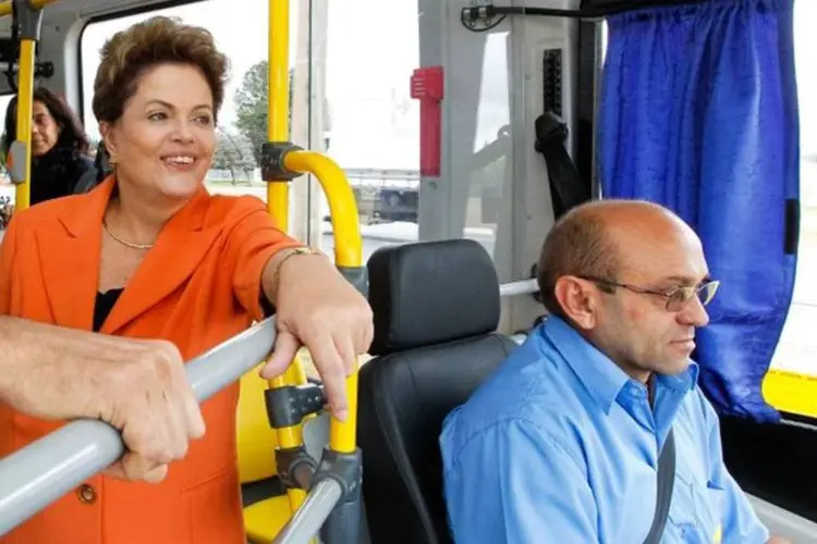 Dilma Rousseff durante cerimônia de inauguração da 1ª etapa do BRT Expresso DF Eixo Sul (Roberto Stuckert Filho/PR)
