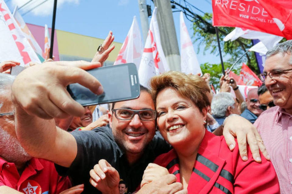 Dilma faz caminhada no centro de SP com Lula e Padilha