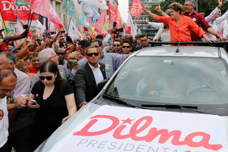 Dilma Rousseff durante a caminhada em Santos: candidata do PT discursou sobre o pré-sal nesta terça-feira (Ichiro Guerra/Dilma 13)