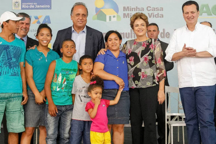 
	Dilma Rousseff entrega unidades habitacionais do Programa Minha Casa Minha Vida
 (Roberto Stuckert Filho/PR/Fotos Públicas)