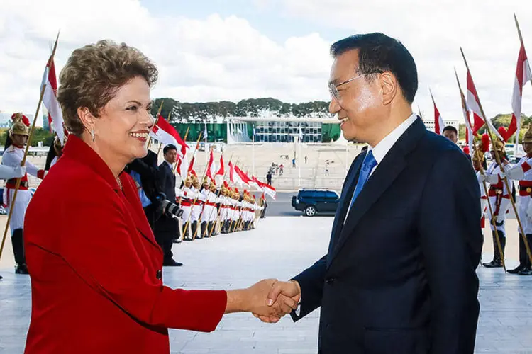 
	Dilma Rousseff cumprimenta o primeiro-ministro da China, Li Keqiang, que visitou o Brasil
 (Roberto Stuckert Filho/PR)