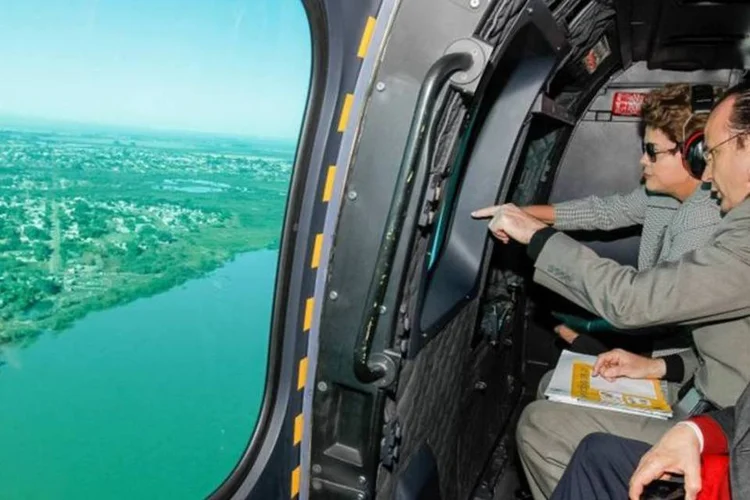 Dilma Rousseff durante sobrevoo as áreas atingidas pelas chuvas (Roberto Stuckert Filho/PR)