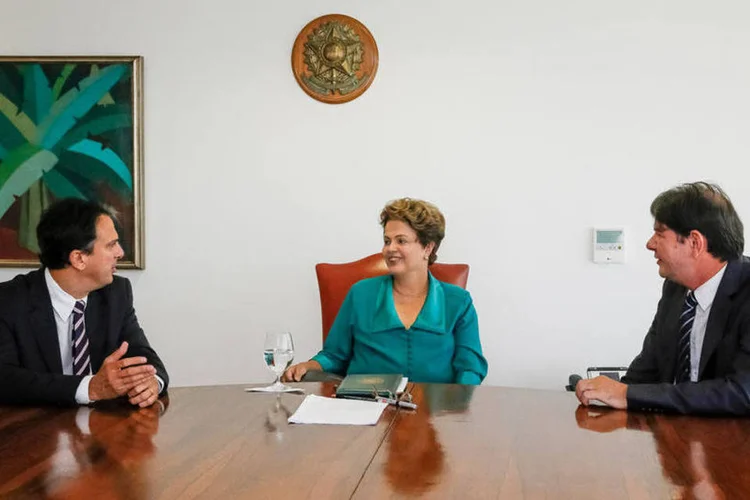 Dilma durante encontro com Cid Gomes e Camilo Santana no Palácio do Planalto, em Brasília (Roberto Stuckert Filho/PR)