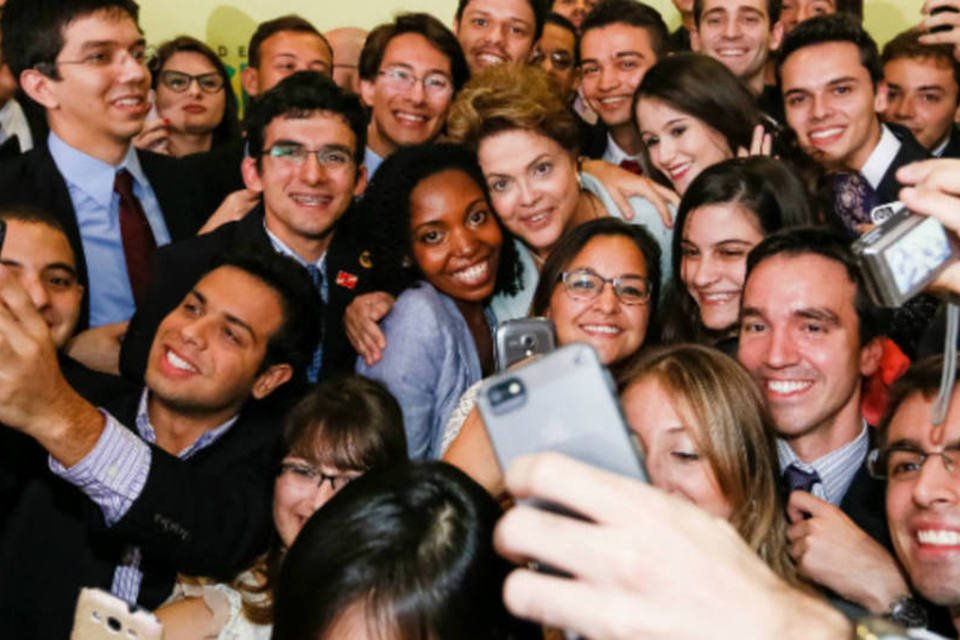 
	Dilma tira foto com estudantes no lan&ccedil;amento da 2&ordm; etapa do programa em 2014
 (Roberto Stuckert Filho/Presidência da República)