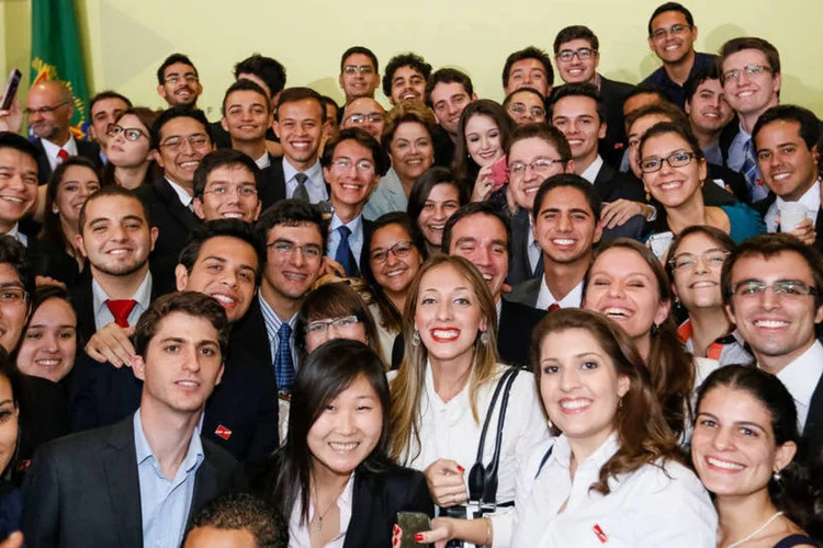 Dilma com estudantes durante cerimônia de lançamento da segunda etapa do Ciência sem Fronteiras (Roberto Stuckert Filho/PR)