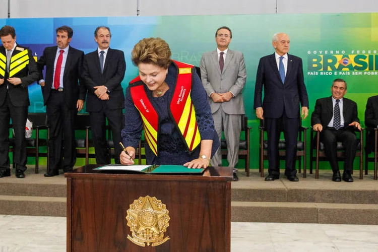 Dilma Rousseff durante sanção da lei que inclui na CLT a periculosidade da atividade de motoboys (Roberto Stuckert Filho/PR)