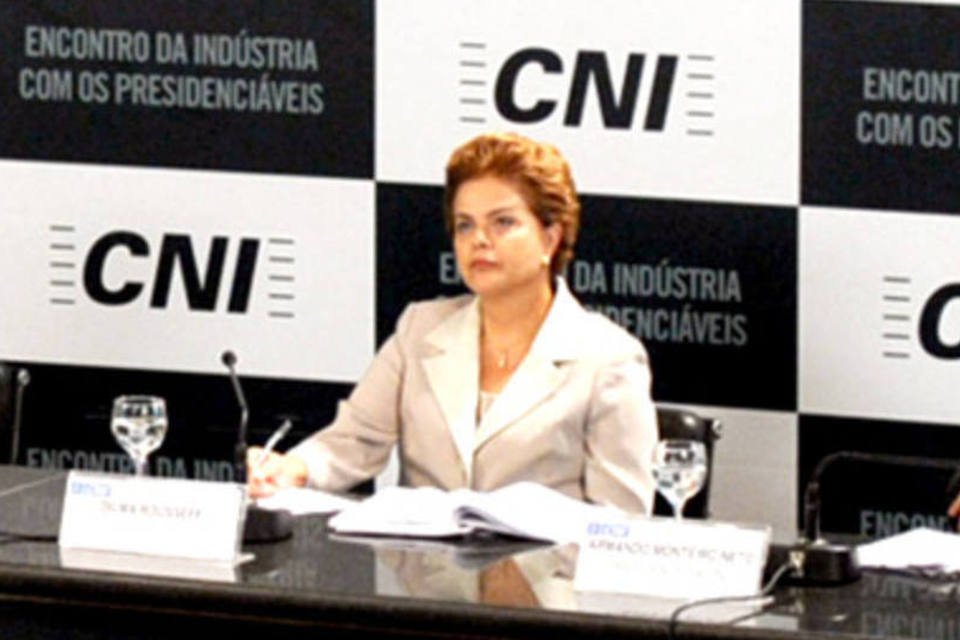 Dilma promete reforma tributária a empresários