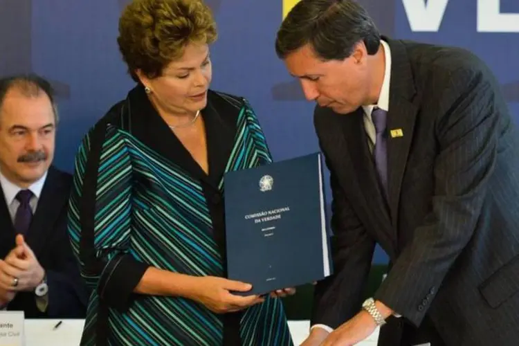 
	Dilma Rousseff recebe relat&oacute;rio da Comiss&atilde;o Nacional da Verdade
 (Antonio Cruz/ Agência Brasil)