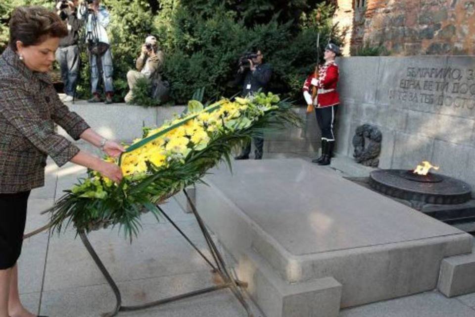 Em visita à Bulgária, Dilma coloca flores no túmulo do soldado desconhecido