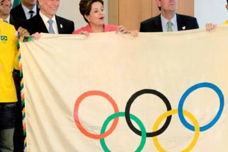 Presidente Dilma acompanhada por atletas e pelo prefeito Eduardo Paes (Cadu Gomes/Reuters)