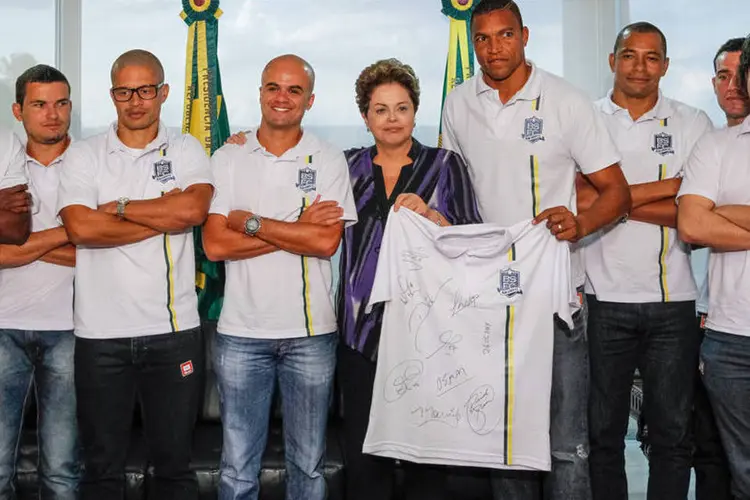 
	Presidente Dilma Rousseff e os atletas do Bom Senso FC, em Bras&iacute;lia
 (Roberto Stuckert Filho/PR)
