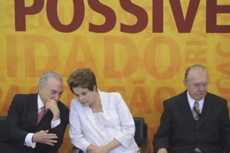 Dilma com Sarney e Temer: na comparação com o ano passado, o governo e as empresas estatais deixaram de investir 15 bilhões de reais nos primeiros onze meses deste ano (Wilson Dias/ABr)