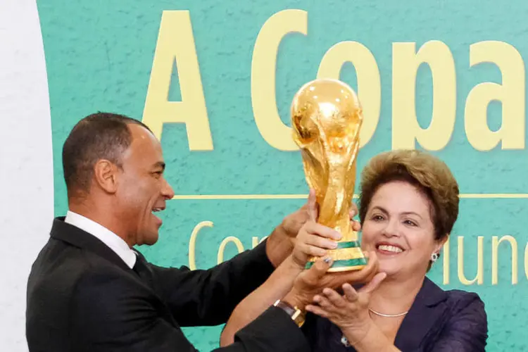 
	Dilma Rousseff durante apresenta&ccedil;&atilde;o oficial da Ta&ccedil;a da Copa do Mundo, em Bras&iacute;lia
 (Roberto Stuckert Filho/PR)