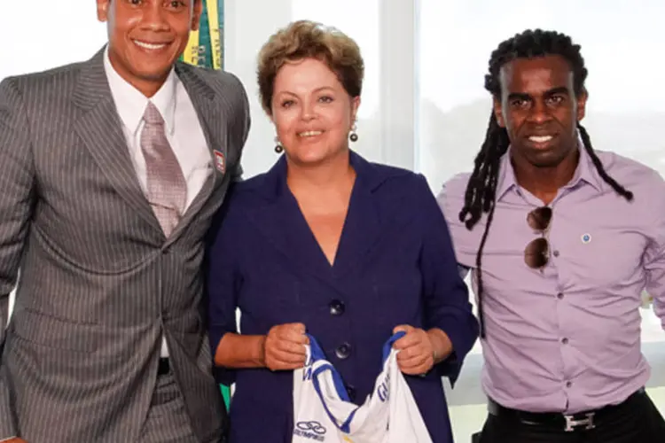 Presidenta Dilma Rousseff posa para foto com Paulo Cesar Nascimento (Tinga), Marcio Chagas Filho durante audiência com Ministro do Esporte no Palácio do Planalto
 (Roberto Stuckert Filho/PR)
