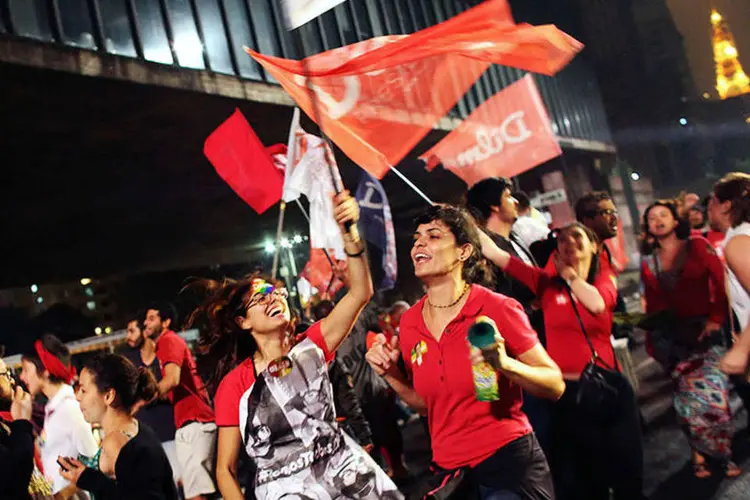 
	Militantes do PT comemoram vit&oacute;ria de Dilma na Avenida Paulista, em S&atilde;o Paulo
 (REUTERS/Nacho Doce)