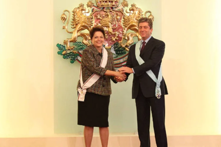 Dilma Rousseff é condecorada pelo presidente Bulgária Georgi Parvanov: "vim aqui para transformar este carinho em gestos concretos para a aproximação dos dois países"  (Roberto Stuckert Filho/PR)