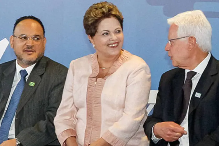 Dilma Rousseff durante cerimônia de assinatura de contrato de concessão do Aeroporto Internacional Tancredo Neves (Roberto Stuckert Filho/PR)