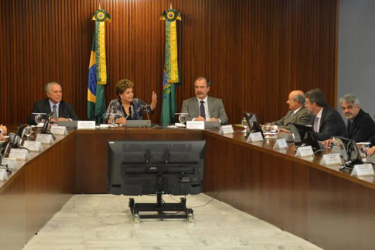 Dilma, Michel Temer, e o ministro da Casa Civil, Aloizio Mercadante, reúnem-se com líderes da base no Congresso, no Palácio do Planalto (Valter Campanato/ABr)