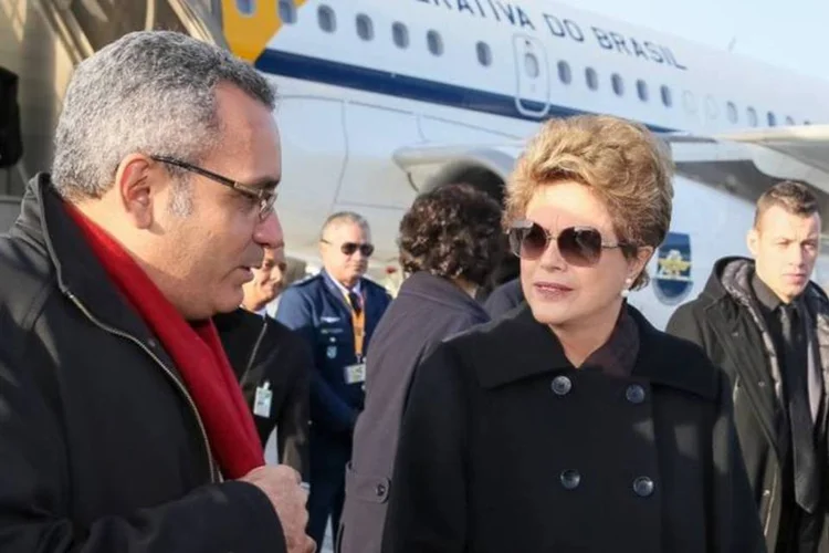 Dilma recebe cumprimentos durante sua chegada à França (Roberto Stuckert Filho/Presidência da República)