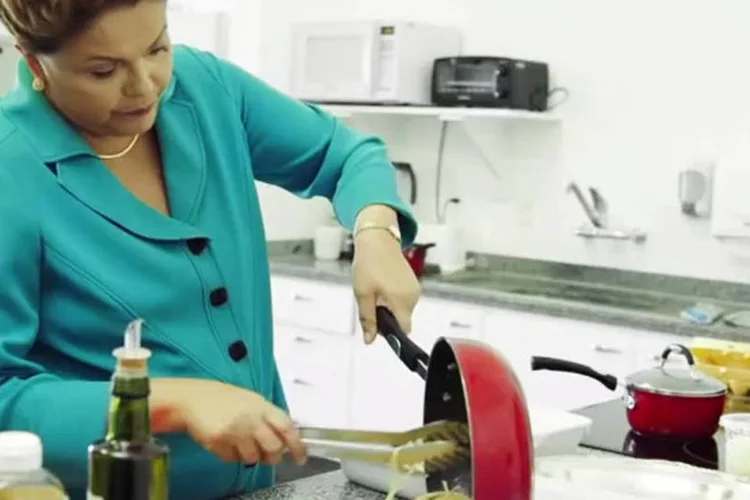 
	Massa para a massa: na TV, a presidente Dilma, candidata &agrave; reelei&ccedil;&atilde;o, tenta provar que &eacute; s&oacute; uma dona de casa
 (Reprodução/YouTube)
