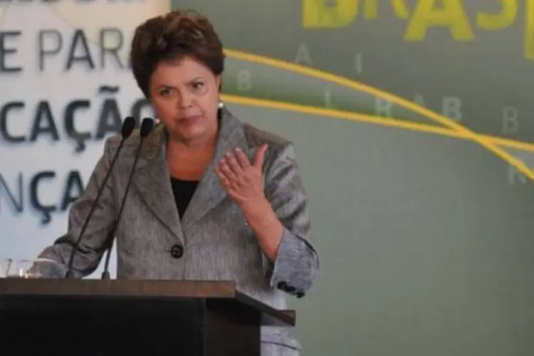 Segundo o ex-ministro Carlos Minc, a presidente Dilma avisou que vetará pontos que considera inaceitáveis no texto (Antonio Cruz/ABr)