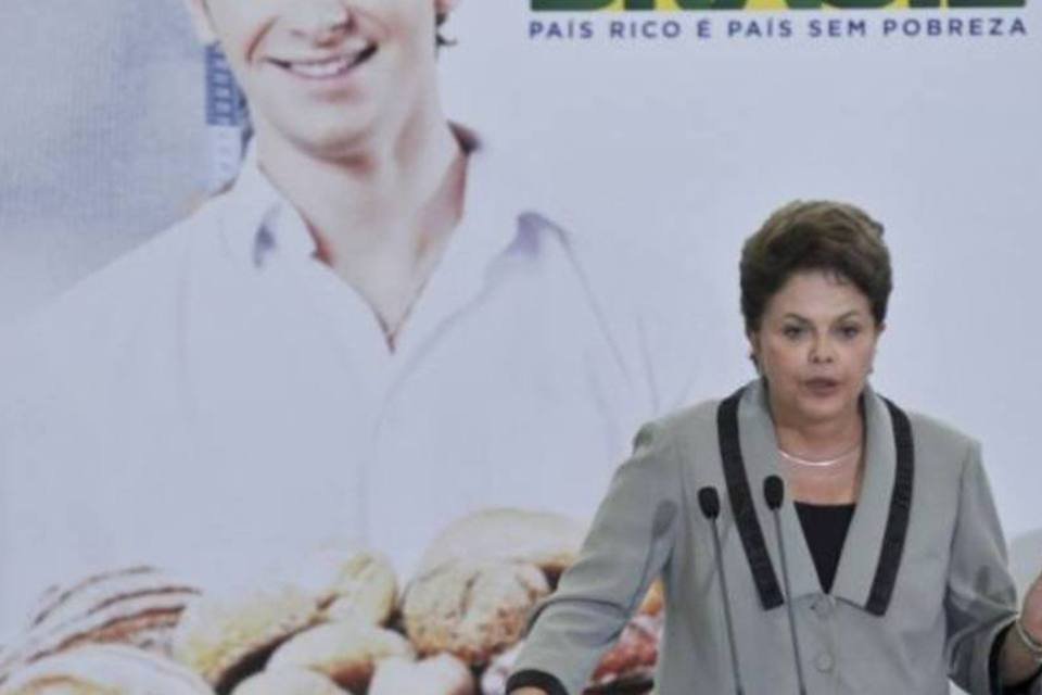 Dilma evita falar de Lupi e comemora aprovação da DRU