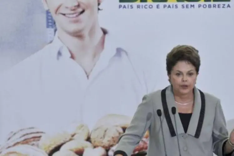 Dilma: “A partir de agora, o pequeno empreendedor que pegar dinheiro emprestado vai pagar uma taxa de juros bem mais baixa, de apenas 8% ao ano" (Fabio Rodrigues Pozzebom/ABr)