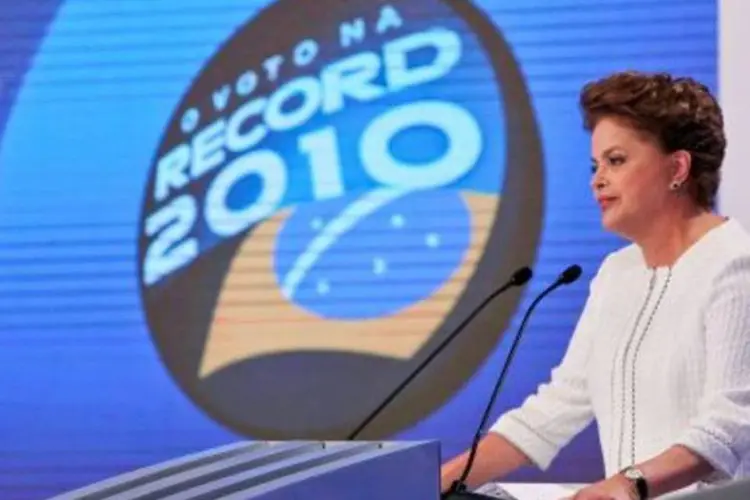 A candidata do PT à Presidência, Dilma Rousseff, durante debate anterior, realizado pela Rede Record (Divulgação)