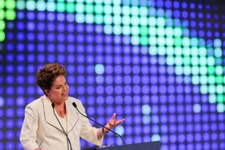 A candidata Dilma Rousseff teve de responder sobre a quebra de sigilo fiscal da filha do tucano José Serra  (.)