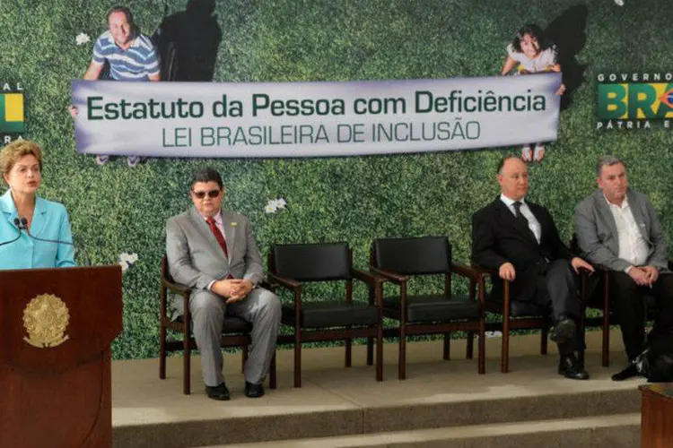 
	A presidente Dilma Rousseff na solenidade de san&ccedil;&atilde;o do Estatuto da Pessoa com Defici&ecirc;ncia
 (Wilson Dias/Agência Brasil)