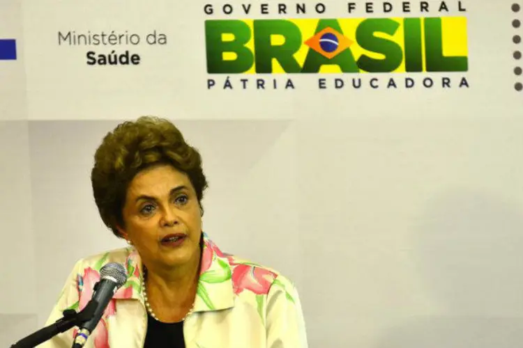 
	Dilma Rousseff durante assinatura de contrato para desenvolver vacina da dengue
 (Rovena Rosa/Agência Brasil)