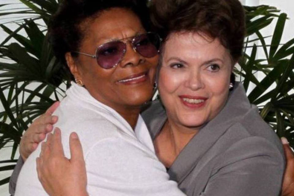 Dilma recebe a cantora Dionne Warwick; Veja famosos que visitaram a presidente