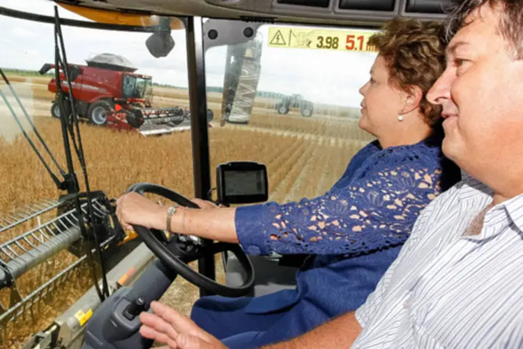 Presidente Dilma Rousseff dirige trator durante a abertura oficial da colheita da safra brasileira de grãos (Roberto Stuckert Filho/PR)