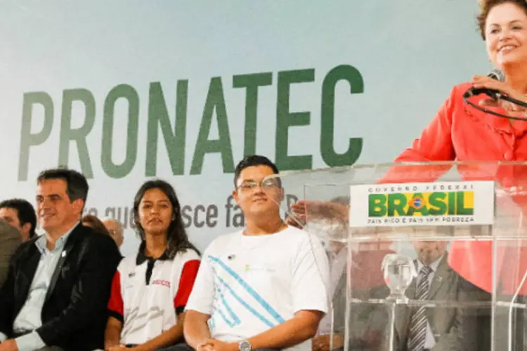 
	Presidente Dilma Rousseff durante cerim&ocirc;nia de formatura de alunos do Pronatec, em 2014
 (Roberto Stuckert Filho/Presidência da República)